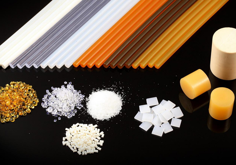 What are the advantages of environmentally friendly hot melt adhesives? In what industries is it commonly used?